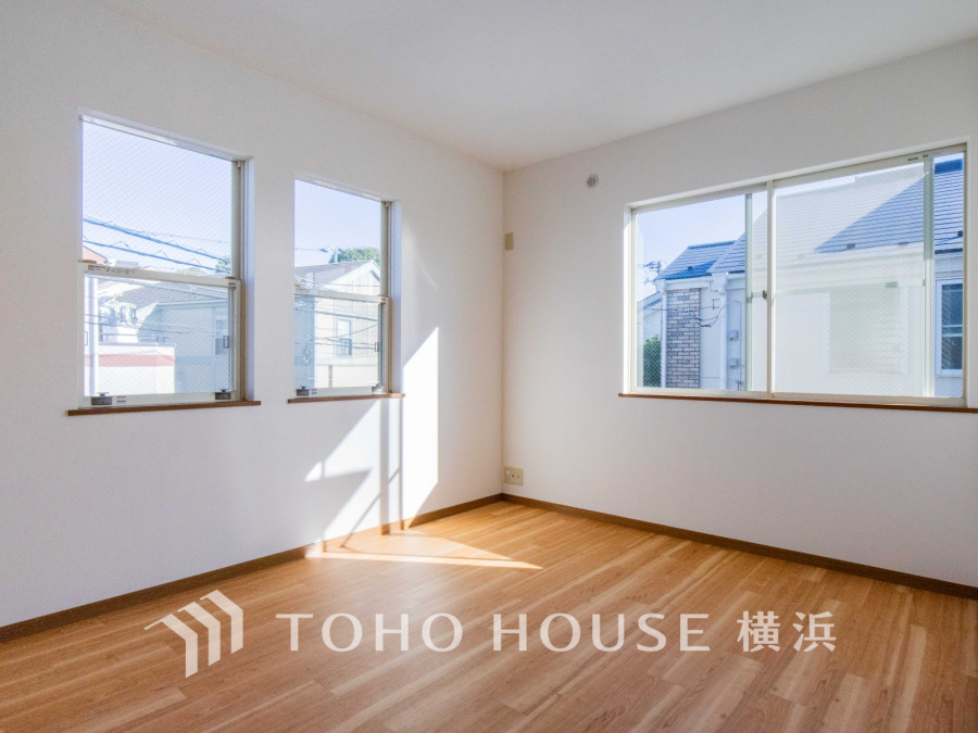 三面に窓があり日当たり良好。明るく開放的な空間で、快適な暮らしを実現します。