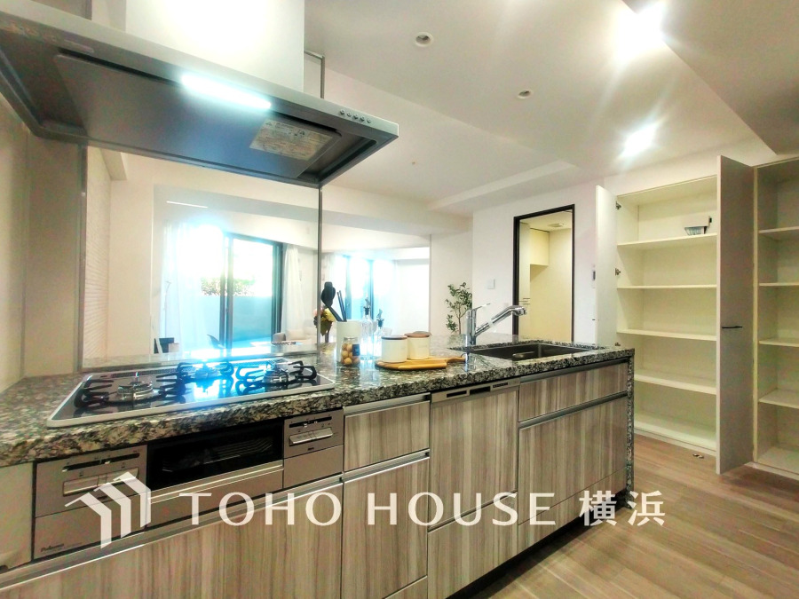 プライベートスペースを彩るインテリアとしての美と、快適な日常を支える機能性と強さがひとつになったキッチンです。開放的な対面カウンターキッチンはリビングと一体感のある空間。