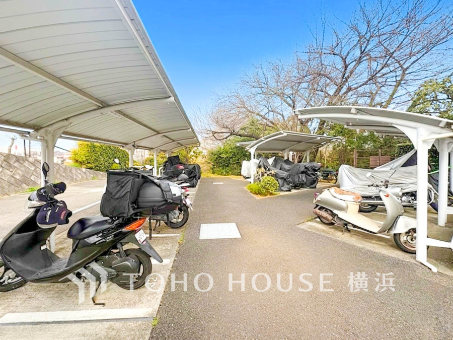 バイク置場には屋根付き。出し入れもスムーズにできるので、忙しいお出かけ時にもさっと出せるのが魅力的。大切な1分1秒を無駄にしません。空き状況は都度確認いたします。