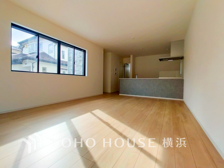 広々としたリビング・ダイニングは、光が広がるシンプルさがお洒落な内装。落ち着いた雰囲気に包まれて、伸びやかな空間のなかで、ゆったりと家族団らんのひとときを過ごせます。