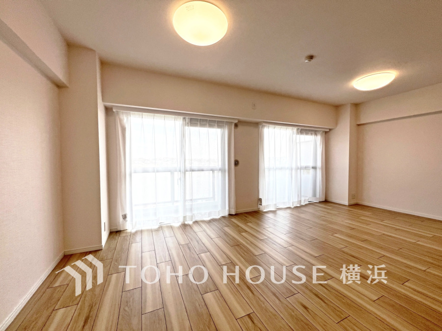 南東向きの大きな窓からたっぷりと光が入る明るいLDK。落ち着いた雰囲気に包まれた空間です。
