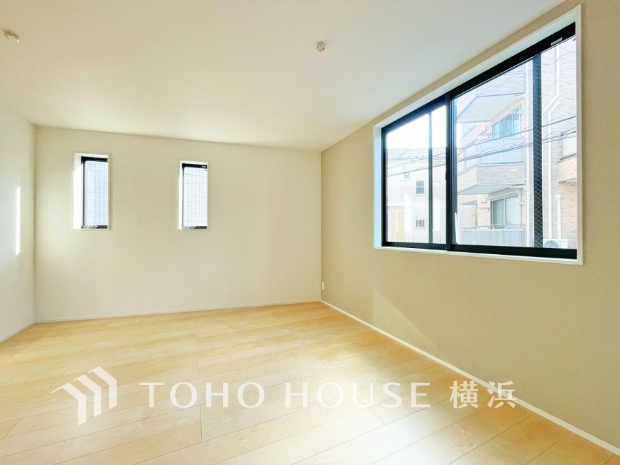 柔らかな光が広がり、デザインされた美しい内装が織り成す家族の集う場所。楽しい会話やさまざまな時が織りなすご家族の時間が丁寧に紡がれていく大切な空間。