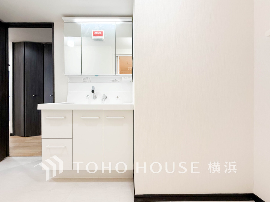 使いやすい機能が備えられた清潔感溢れる洗面空間。収納も充実しています。
