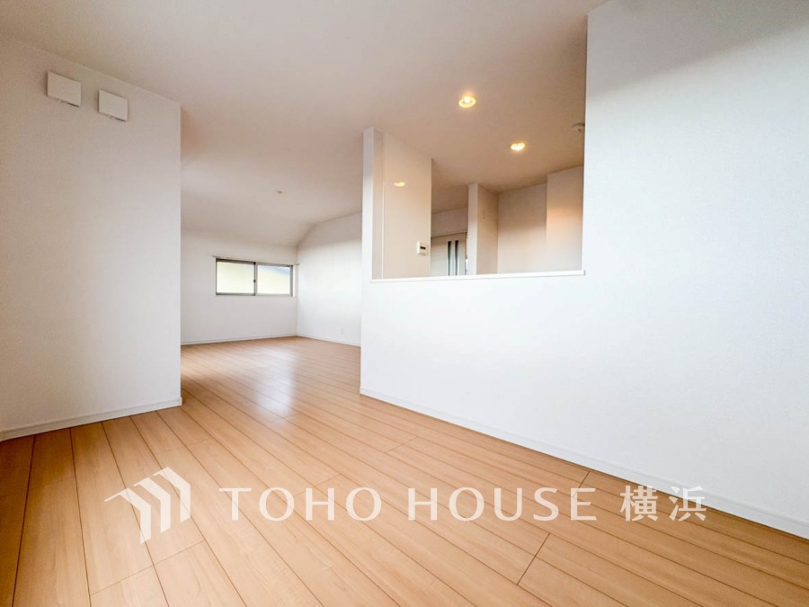 光と風が溢れる開放的なLDKには、自然と家族みんなが集まってきます。明るく穏やかな空気が流れるこの場所は、豊かな寛ぎと笑顔の団欒をいつも優しく守ってくれることでしょう。