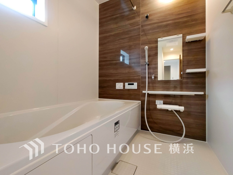 上質が感じられる質感とカラーリングで、清潔な空間美を実現。一日の疲れが癒される優雅なバスタイムを堪能できるゆとりあるバスルームです。