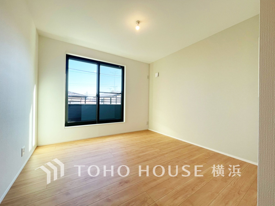 バルコニーに面した明るい洋室。穏やかな陽射しが、ゆったりとした寛ぎの時間を包みます。
