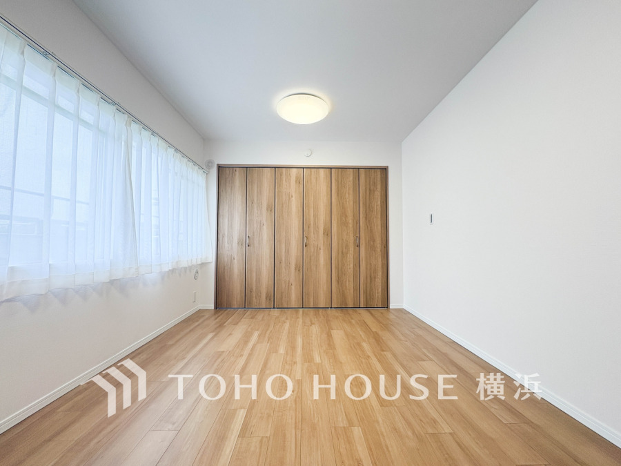 大きな窓からたっぷりと陽光が注がれる明るい空間。家族の成長に対応できる永住仕様の間取り。時を忘れて過ごす場所として過ごせるお部屋。