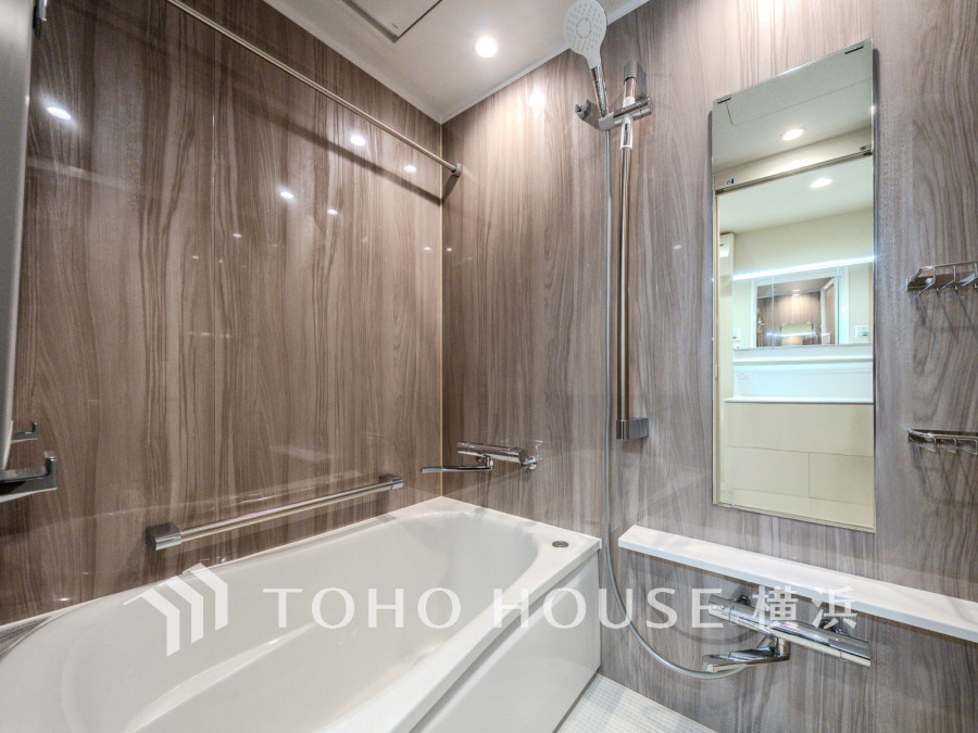 心地よいリラックスを叶える清潔感溢れる美しい空間。快適で機能的なバスルームです。
