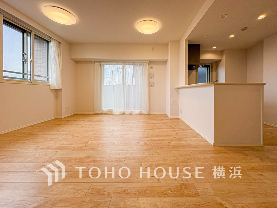 光と風が溢れる開放的なリビングダイニングには自然と家族みんなが集まってきます。明るく穏やかな空気の中で飲んだり、食べたり、笑ったり。