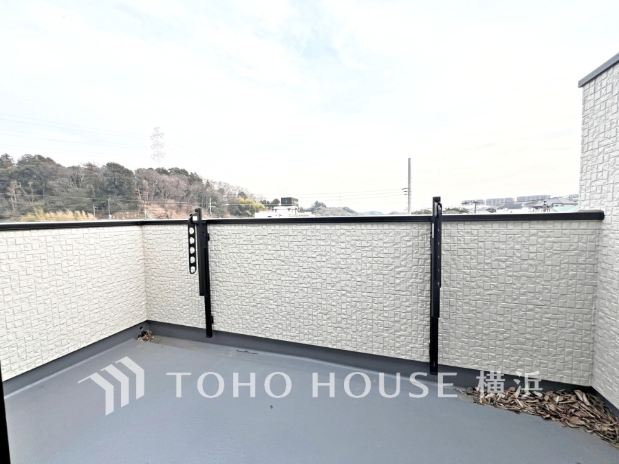 気持ちのいい空が見渡せる広いバルコニー。爽やかな風を感じて、心躍る素敵な暮らしがはじまります。