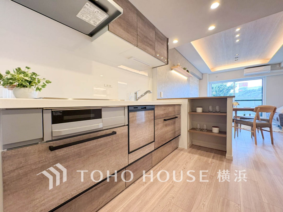 多彩な機能と洗練された美しいデザイン、細やかな優しさが毎日を演出します。プライベートスペースを彩るインテリアとしての美と、快適な日常を支える機能性と強さが一つになったキッチン。