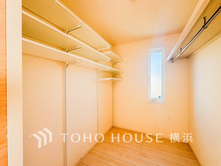 大人が立って入る事ができる広々クローゼット。コートやワンピースはもちろん、ゴルフバッグ等大きめな物も楽々収納できます。ラックの右側は夏物、左側は冬物と分ければ衣替えも不要ですね。