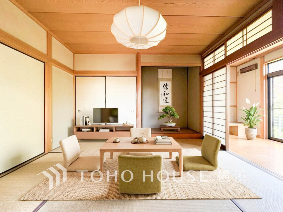 伝統的な日本情緒のある、温かみと落ち着きが感じられる和室です。※生成AIによるイメージです。家具・小物は販売価格に含まれません。