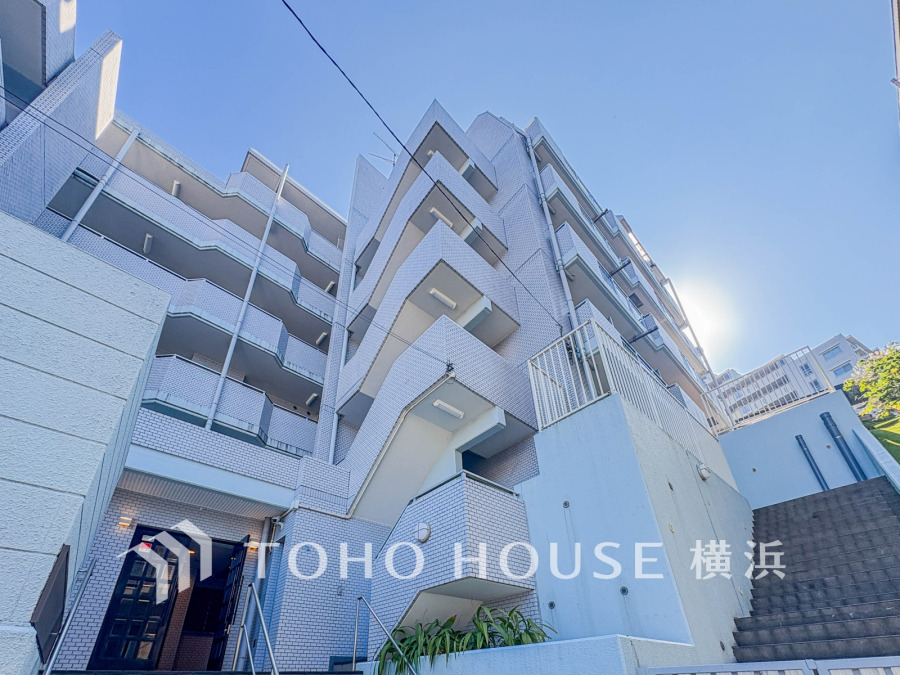 爽やかな青空の下に贅沢なほどに降り注ぐ陽光、豊かな居住性と、クオリティが見事に調和した住空間は、住まうことの喜びを感じさせてくれます。