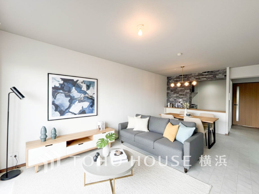 ご家族やお客様との時間など、多くの時を刻む空間。何気なく過ぎる時でさえも上質なひと時となる快適な空間を目指して。（家具・装飾品はAI加工です）