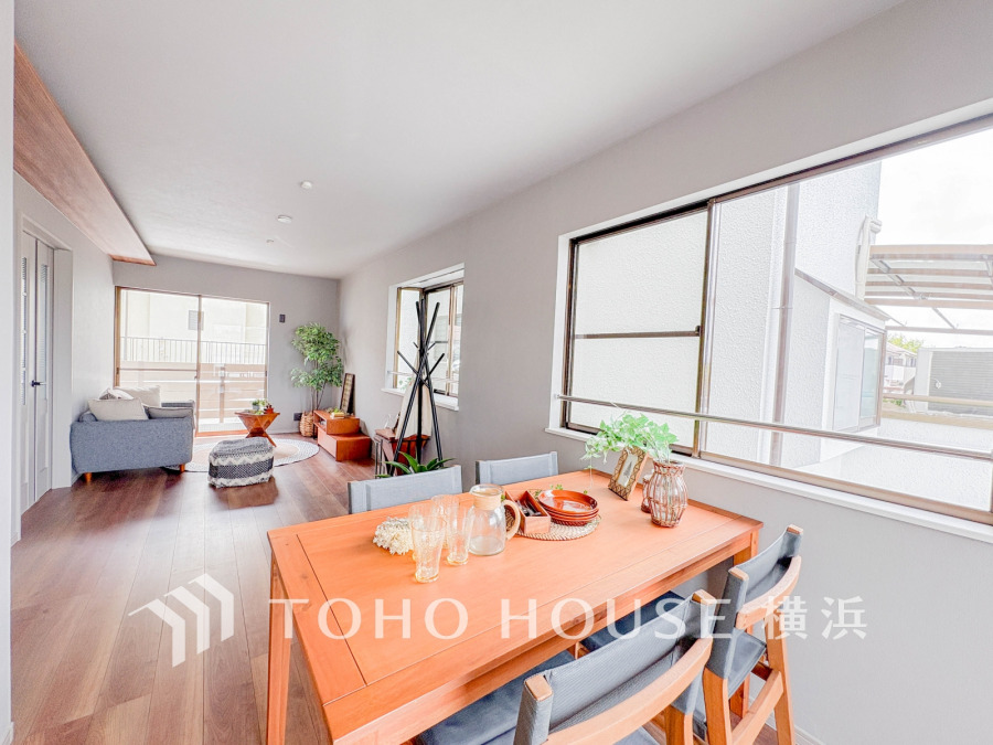 家族みんなが爽やかに健やかに過ごせるように、溢れる光をたっぷり取り込んだリビングダイニング。集いの場、憩いの場としての快適性を求めたやすらぎの空間です。