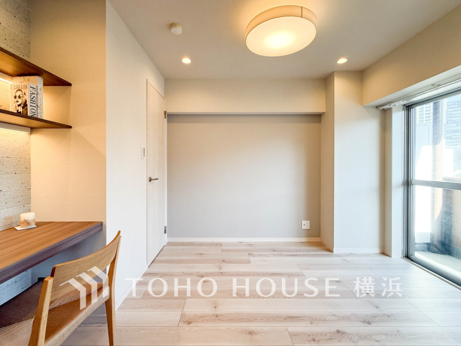 バルコニーに面した明るい洋室。便利なDENコーナー付きです。引き戸を開け放してLDKと一体化利用も可能です。
