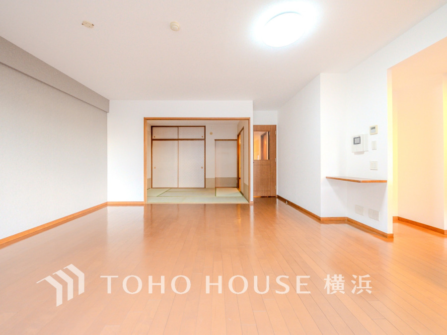 豊かな光が床材を照らしだすひと時、この場所には落ち着きと上質な空気感が流れます。ご家族やお友達との時間など、多くの時を刻む空間。何気なく過ぎる時でさえも上質なひと時となる快適な空間を目指して。