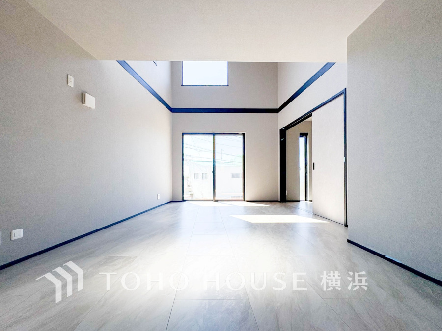 広々としたリビング・ダイニングは、光が広がるシンプルさがお洒落な内装。落ち着いた雰囲気に包まれて、伸びやかな空間のなかで、ゆったりと家族団らんのひとときを過ごせます。