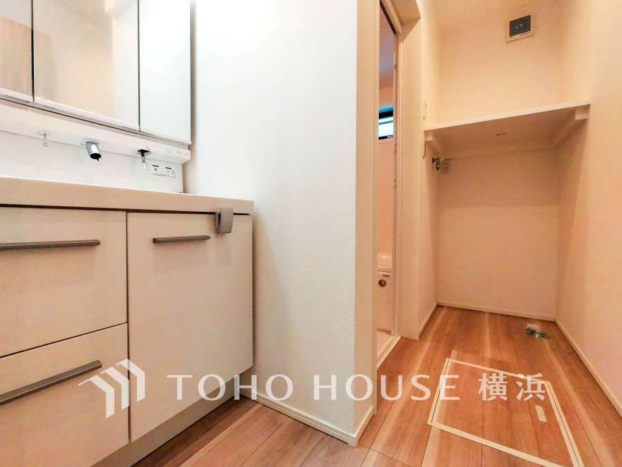 使いやすい機能が備えられた清潔感溢れる洗面空間。収納も充実しています。
