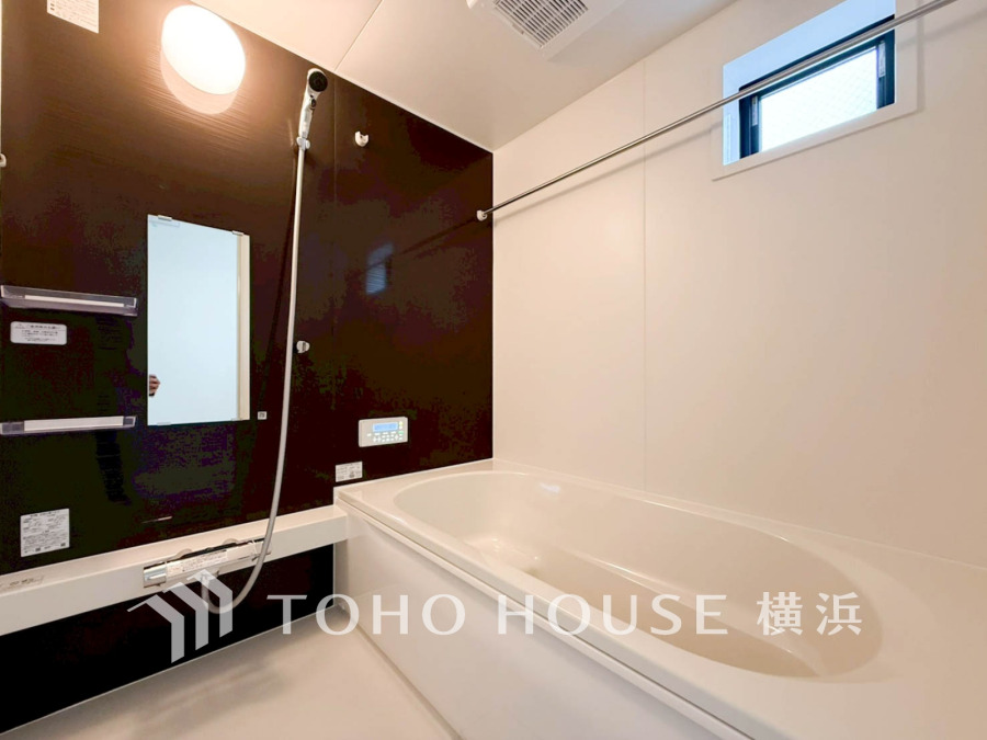 ◆質感が奏でる時間◆心落ち着く時間へ導くシックなカラーのパネルと流麗なデザインの高級感を感じる浴室。疲れを癒す場所だからこそ、心も体もオフになる時間を。
