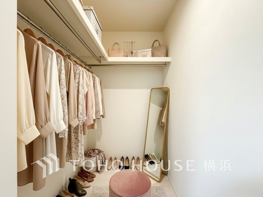 たっぷり収納できるウォークインクローゼット。洋服や靴、バッグを美しく整理できる快適な空間です。（家具・装飾品等はAI加工です）