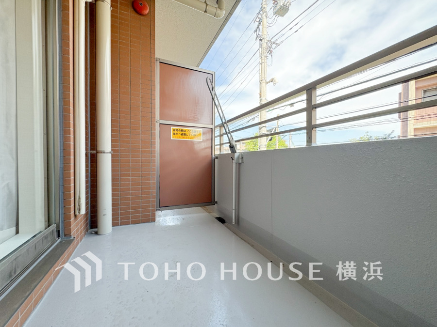 暮らしの中で光と風を演出してくれるバルコニー、見事なまでの開放的な空間を演出しながら、プライベート性も確保された空間は我が家の自慢です。