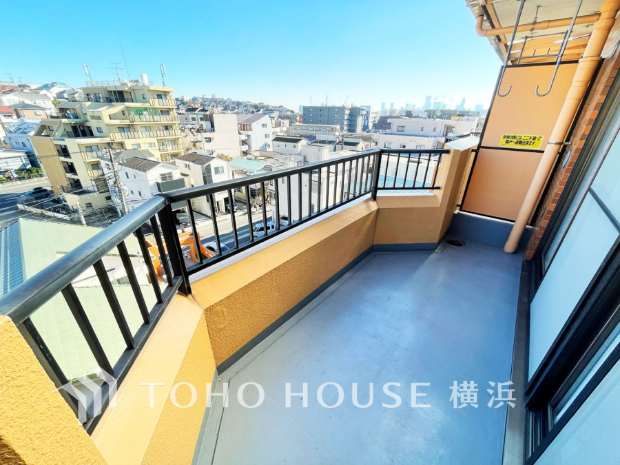 陽当たり良好で開放感あふれるバルコニー。洗濯物干しに便利な設備も整い、快適な暮らしをサポートします。