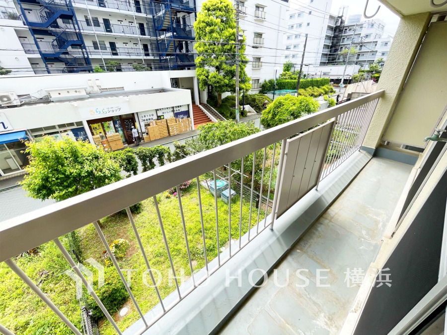 緑ある眺望に癒される落ち着いた住環境。南東向きで陽当たり良好なバルコニーです。