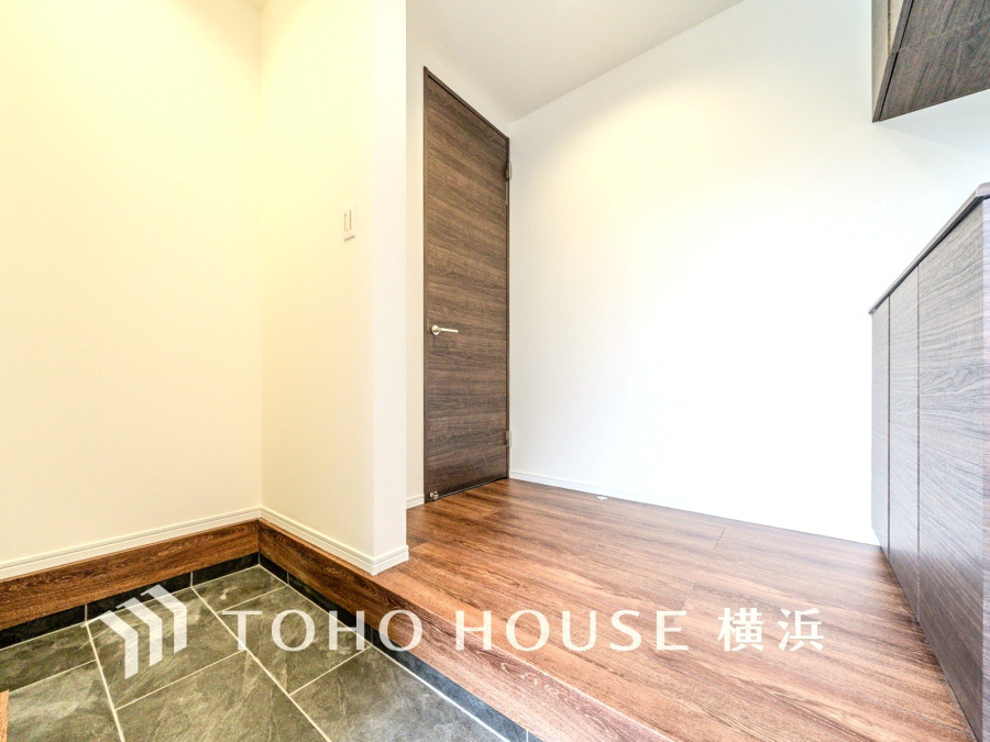 豊かなプライベートタイムへ誘うモダンテイストな玄関。デザインや素材が美しい調和を奏でている空間。ゲストを迎える空間はゆとりと優しさを滲ませます。