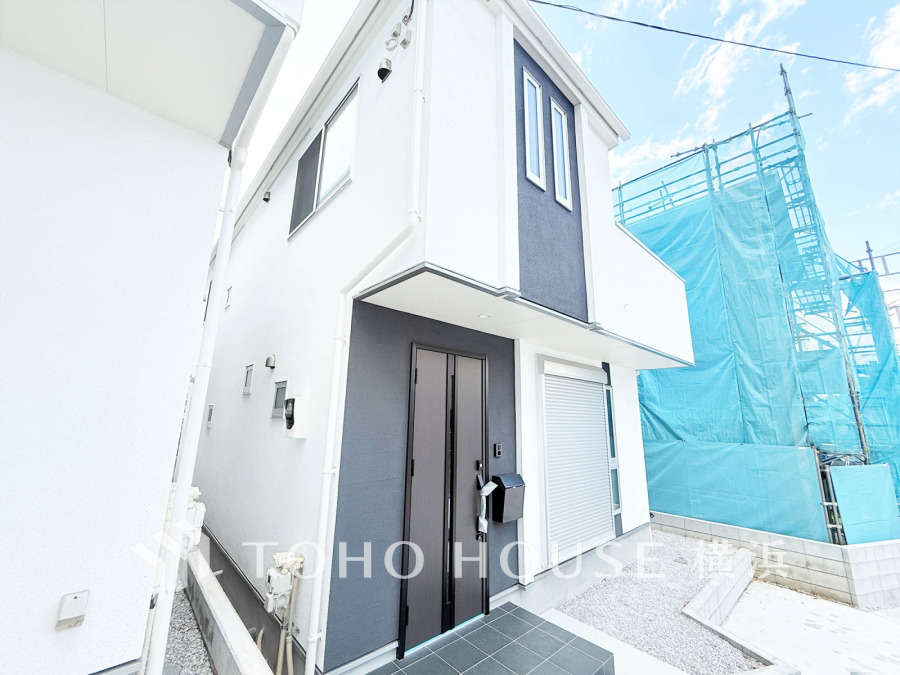 住む人を映し出す洗練された佇まいは、いつまでも輝き続けながらいつしか街の風景に溶け込んでいきます。