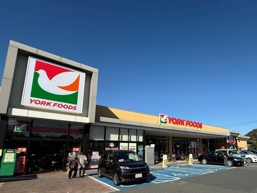 ヨークフーズ六浦店まで約1800ｍ。