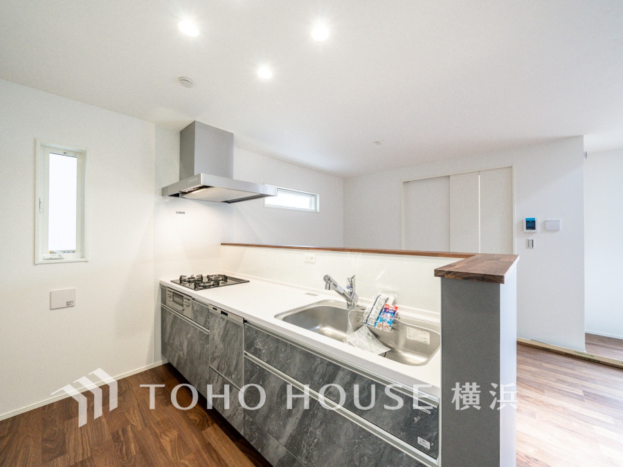 広く取られた対面キッチンは、リビングで寛ぐご家族と会話をしながらお料理が出来ます。高級感のあるカラーで空間をより上質な雰囲気にした、清潔感のあるデザインです。