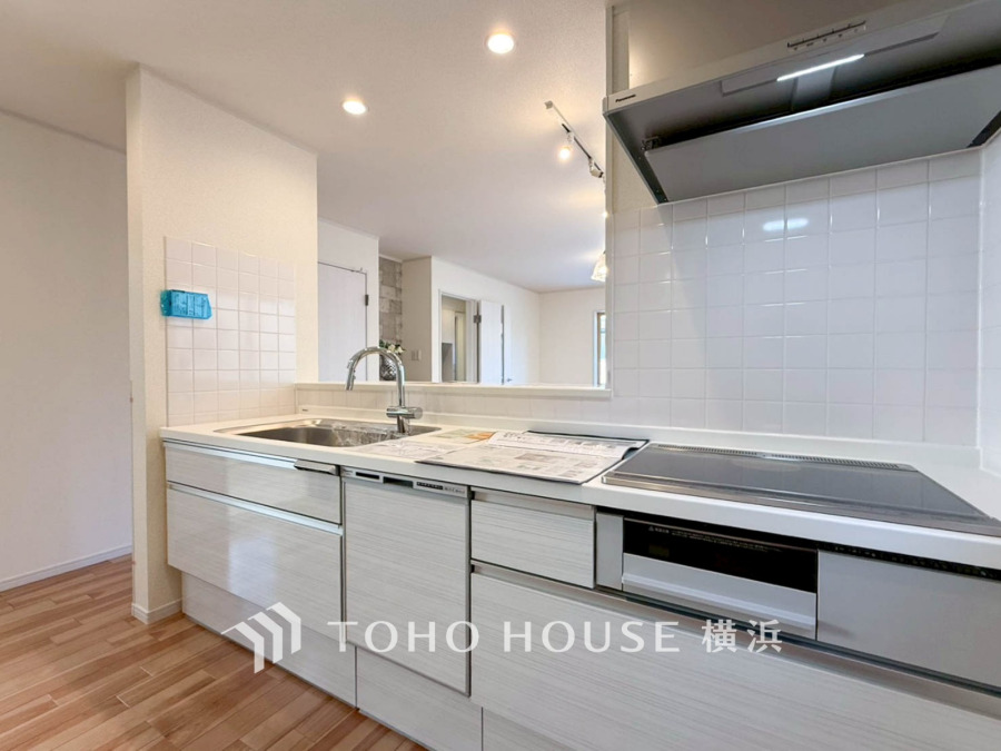 スタイリッシュな対面キッチンを採用。キッチンからリビングが見渡せるので、お子様を安心して遊ばせながら家事ができますね！リビング学習をするお子様にも声がかけやすい自然な距離感です