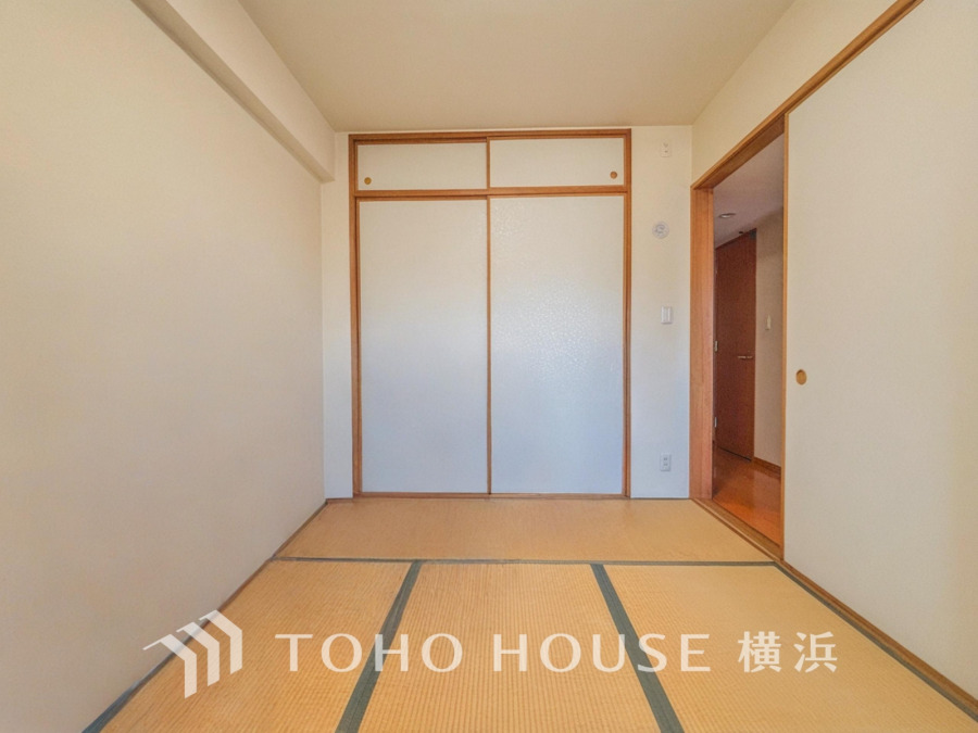 伝統的な日本情緒のある、温かみと落ち着きが感じられる和室です。来客時や一息つきたいときなどに利用できる用途多様な空間です。