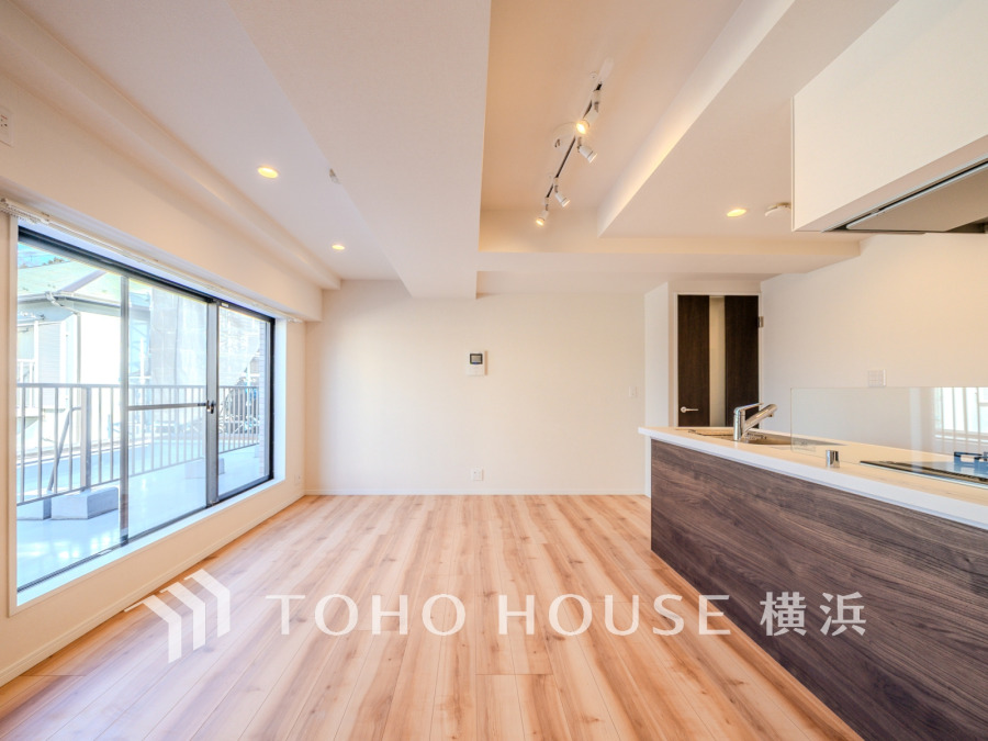 大きな窓から光が入る明るいLDK。落ち着いた雰囲気に包まれた空間です。
