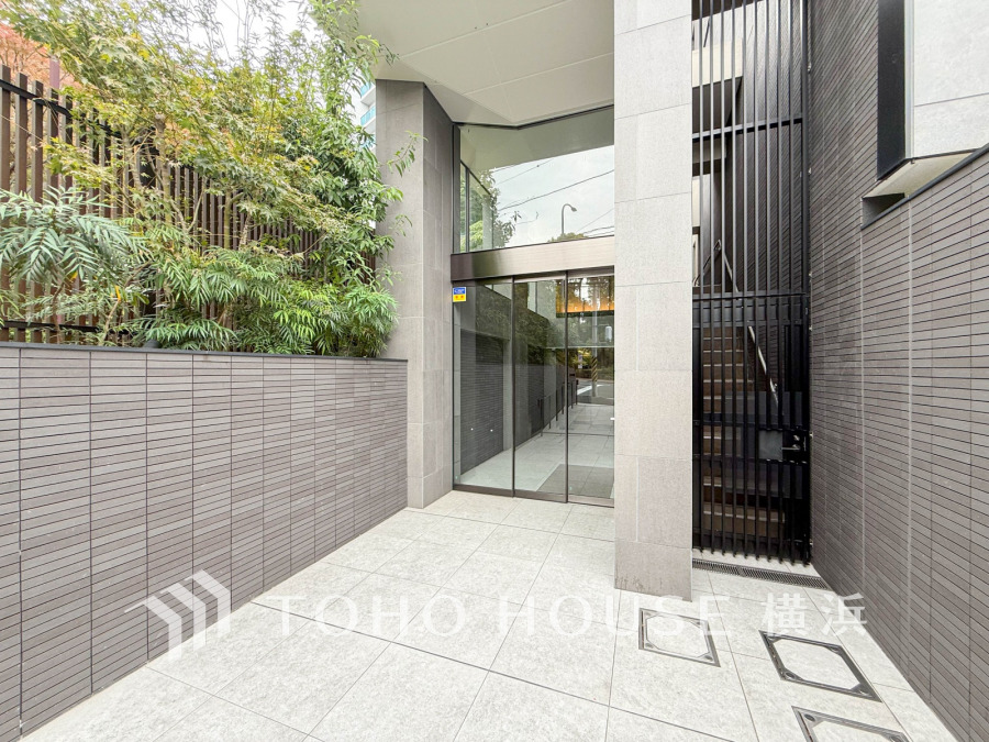 シンプルながらも高級感漂うモダンなエントランス。