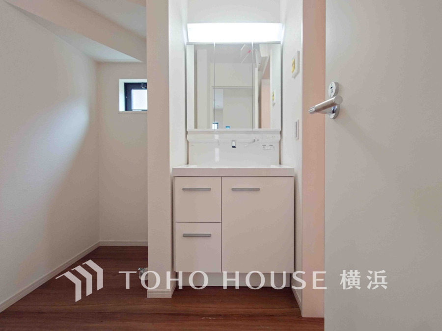 十分な大きさの洗面台は、身だしなみチェックや歯磨きなど、朝の慌ただしい時間でも余裕とゆとりを感じて頂けます。