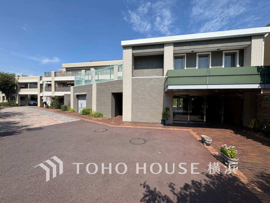 住む人を映し出す洗練された佇まいは、いつまでも輝き続けながらいつしか街の風景に溶け込んでいきます。