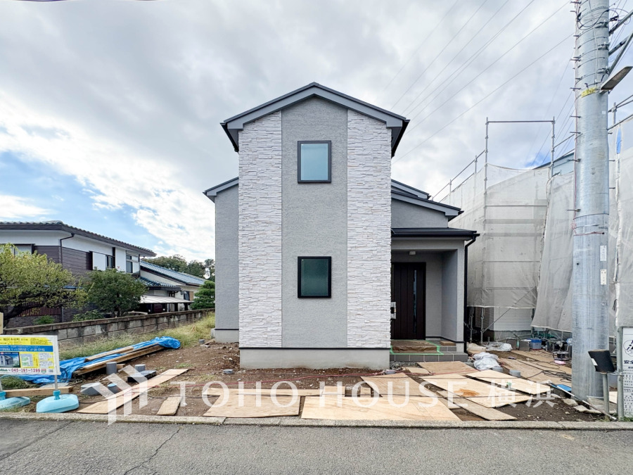 堂々たる趣ながら、主張し過ぎずどこか余裕を感じさせるシャープなフォルムで佇む邸宅は、晴天の空と照らし合わせる事で、本来あるべき完成形の姿を見せてくれます。 （2025年10月撮影）