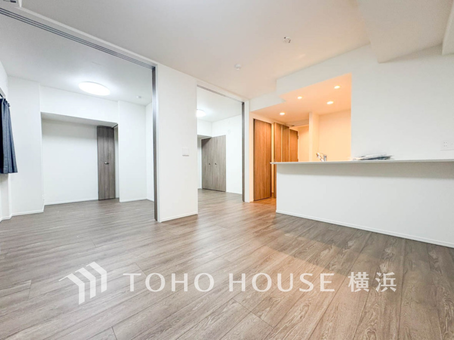 明るく開放的な空間が広がるLDK。室内には豊かな陽光が注ぎ込み、爽やかな住空間を演出。ホームパーティーでもゲストと一緒に料理を楽しみながら楽しい時間を過ごせそう。