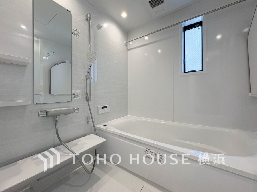 清潔感あふれる白を基調とした浴室は、窓付きで換気良好。ゆったりとしたバスタブでリラックスできます。