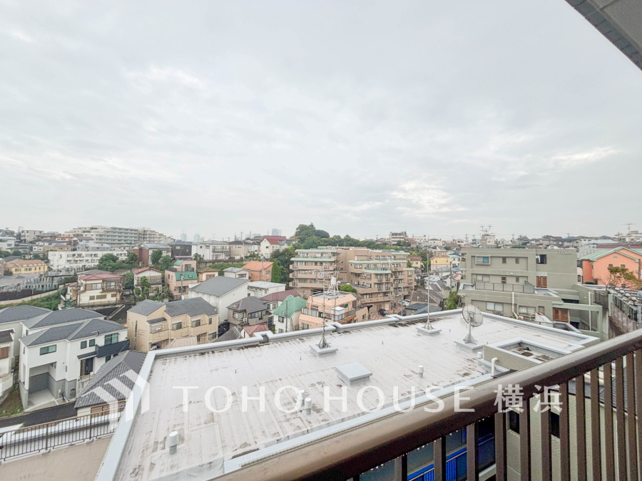 開放感があり、遮るものもなく気持ちのいい景色が広がります。お部屋にも爽やかな風と暖かく柔らかな日差しが差し込み、毎日の暮らしを豊かに彩ります。