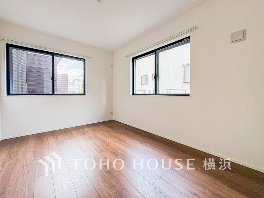 二面採光で明るく風通しの良い洋室。シンプルな内装で家具の配置も自由自在です。