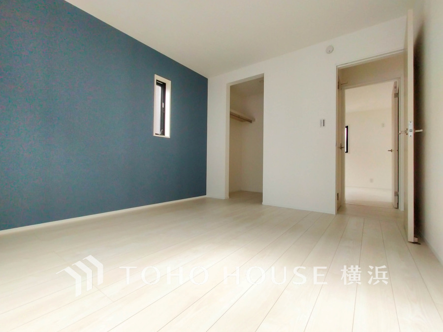 アクセントクロスが映える7.1帖の洋室。たっぷり収納できるウォークインクローゼット付きです。