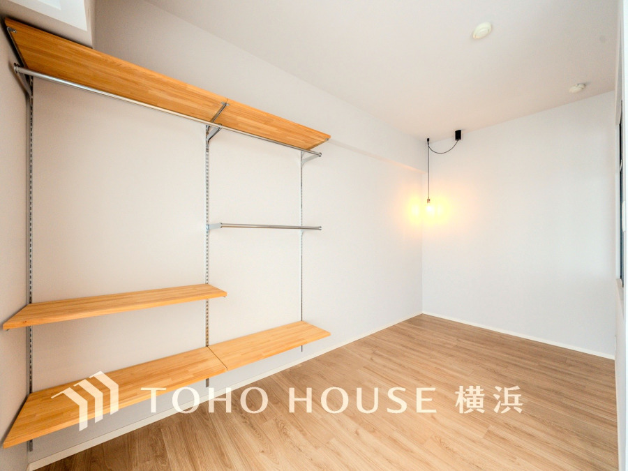 オープンな収納空間として、書斎としてなど、ライフスタイルやお好みに合わせてお使い頂ける空間