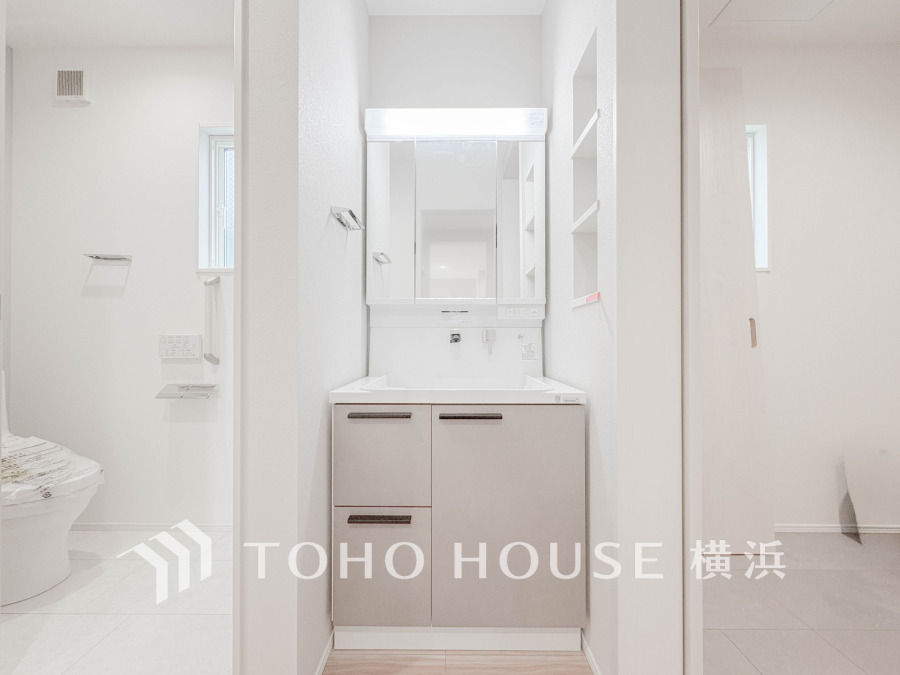 十分な大きさの洗面台は、身だしなみチェックや歯磨きなど、朝の慌ただしい時間でも余裕とゆとりを感じて頂けます。