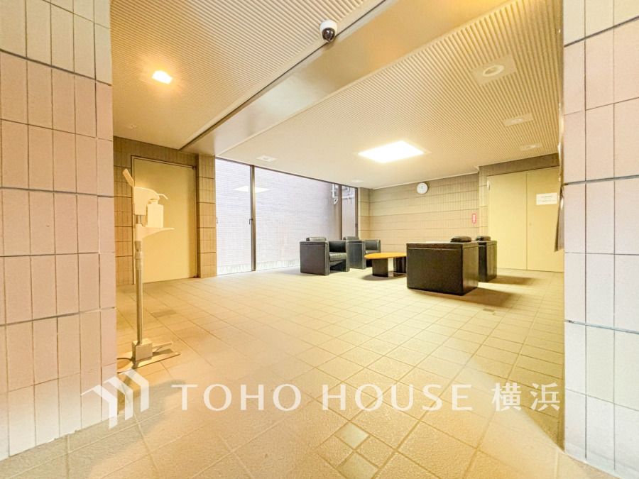 落ち着いた雰囲気の共用ラウンジ。ゆったりとしたソファでくつろげる空間が魅力です。