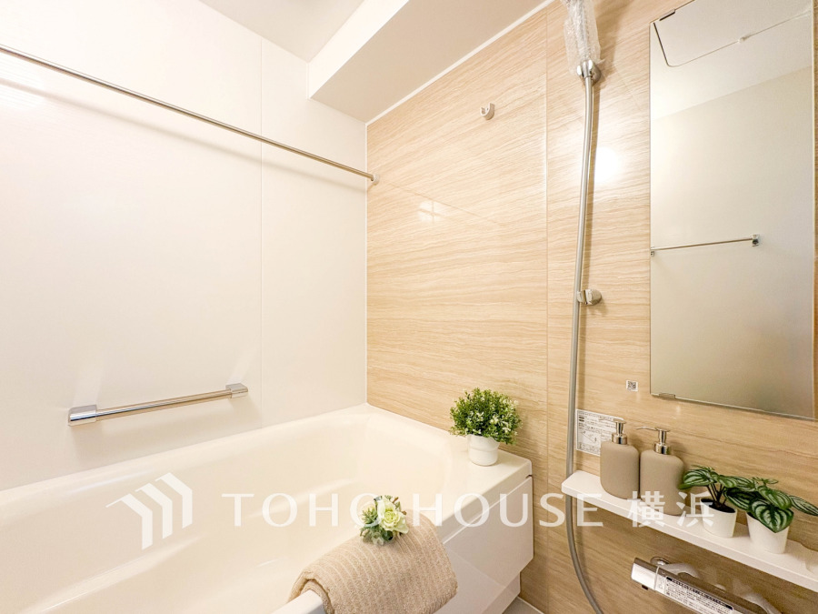 掃除のしやすさ・収納の便利さなど、おふろを使う人、お手入れする人、みんなにとっての「しあわせ性能」を追求したバスルームを採用いたしました。