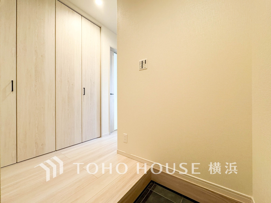 清潔感溢れる玄関がお出迎えする本邸宅の物語は、ここから始まる日常を期待させます。この場所には「希望」と「優越」で包み込んでくれる「特別」な空間があります。